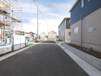 【前面道路含む現地写真】 | 甲斐市竜王 新築オール電化戸建 全2棟2号棟 南道路 書斎付 | 前面道路は幅員6ｍ