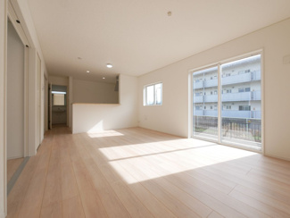 【居間・リビング】 | 甲斐市竜王 新築オール電化戸建 全2棟2号棟 南道路 書斎付 | 家族団らんも来客時の対応もゆとりを持って対応できる広さのリビングは17帖