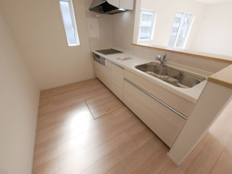 【キッチン】 | 甲斐市竜王 新築オール電化戸建 全2棟2号棟 南道路 書斎付 | 料理をしながら家族と会話が楽しめるカウンターキッチン　　