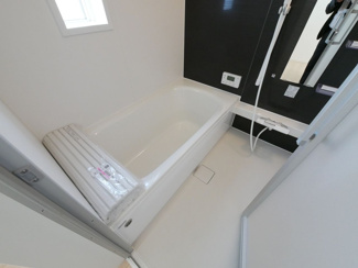 【浴室】 | 甲斐市竜王 新築オール電化戸建 全2棟2号棟 南道路 書斎付 | 1坪サイズ　浴室換気乾燥機付きのバスルーム