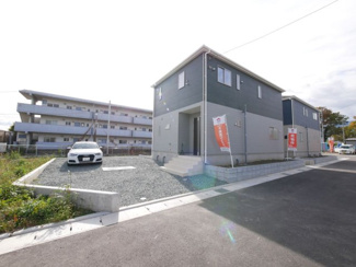 【外観】 | 甲斐市竜王 新築オール電化戸建 全2棟2号棟 南道路 書斎付 | 周囲と調和しつつも個性が光るシンプルモダンな外観