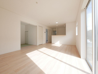 【居間・リビング】 | 甲斐市竜王 新築オール電化戸建 全2棟2号棟 南道路 書斎付 | 17帖のLDK　南に面する明るいリビング