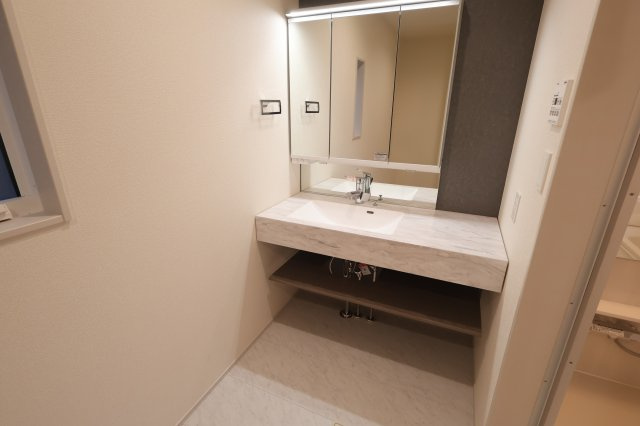 《仲介手数料無料》北区宮原町４丁目56-7新築一戸建てブルーミングガーデンの独立洗面台|撮影日 2025年10月19日 15:40 曇り