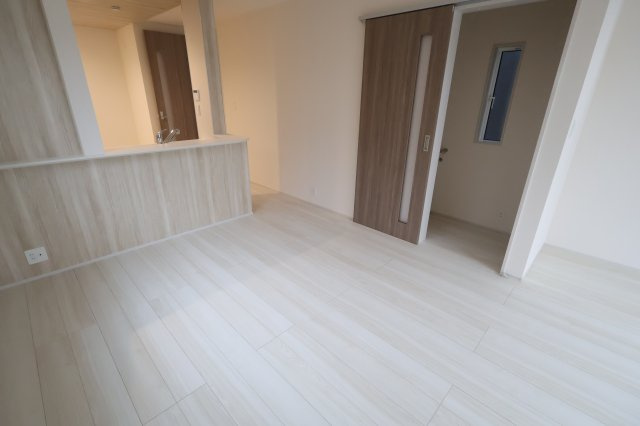 《仲介手数料無料》北区宮原町４丁目56-7新築一戸建てブルーミングガーデンの居間・リビング|撮影日 2025年10月19日 15:40 曇り