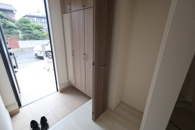 《仲介手数料無料》北区宮原町４丁目56-7新築一戸建てブルーミングガーデンの玄関|撮影日 2025年10月19日 15:40 曇り