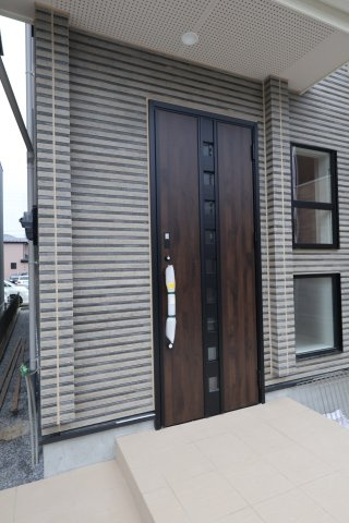 《仲介手数料無料》北区宮原町４丁目56-7新築一戸建てブルーミングガーデンの玄関|撮影日 2025年10月19日 15:40 曇り