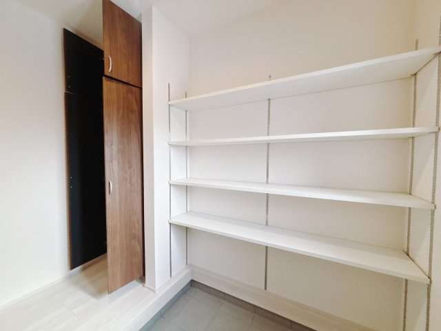 【新築戸建】第9渋川半田の玄関|■玄関｜毎日の「いってらっしゃい」や「お帰りなさい」を大切なご家族と過ごす玄関は〈使いやすさ〉を追求しております。玄関横の物入は急な来客時でもさっとお片付けできるスペースを確保しています。