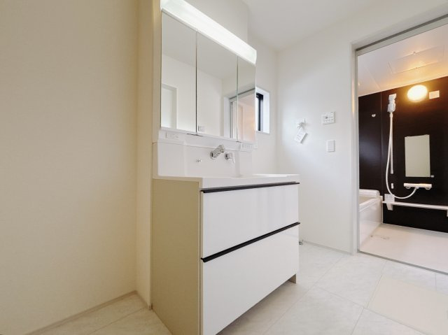 【新築戸建】第9渋川半田の独立洗面台|■洗面室｜洗濯機を置いてもゆとりある広さの洗面脱衣室です♪三面鏡の洗面化粧台なので身支度もしやすくおしゃれが好きな方にも嬉しい設計です♪窓があるので換気の際も楽ちんです♪