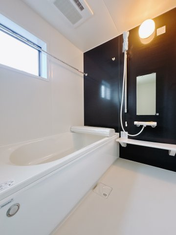 【新築戸建】第9渋川半田の浴室|■浴室｜デザイン性に優れた浴室♪1日の疲れを癒す、ゆったりとしたバスタイムをぜひお過ごしください(*＾＾*)大きな窓付きで嬉しい♪