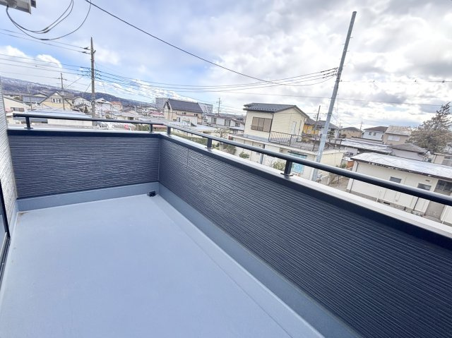 【新築戸建】第9渋川半田のバルコニー|■バルコニー｜普通のバルコニーより広い仕様のバルコニー。洗濯物やお布団だけでなく雨の日にたまった洗濯物はもちろん、プランターを置くことで家庭菜園も可能です♪