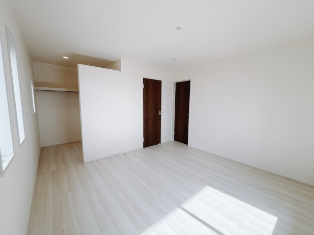 【新築戸建】第9渋川半田の寝室|■主寝室｜広い寝室ならインテリアも自由自在にお楽しみいただけます♪お外から帰ってきた後は寝室でゆっくり自分の時間をお過ごしください。