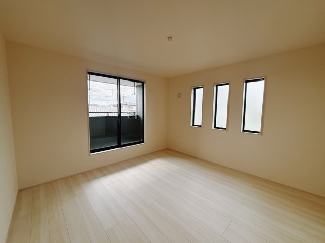 【新築戸建】第9渋川半田の洋室|■2階洋室｜2階洋室には大きな窓をご用意しています。日中はあたたかな日差し差し込み自分時間も充実できますね＾＾