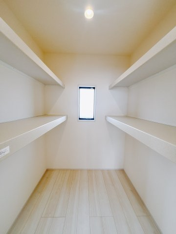 【新築戸建】第9渋川半田の収納|■WIC｜主寝室には夢のウォークインがございます♪お洋服やバッグだけでなく、増えていくお洋服やご家族での思い出の品もしっかりと収納します( ＾＾ )