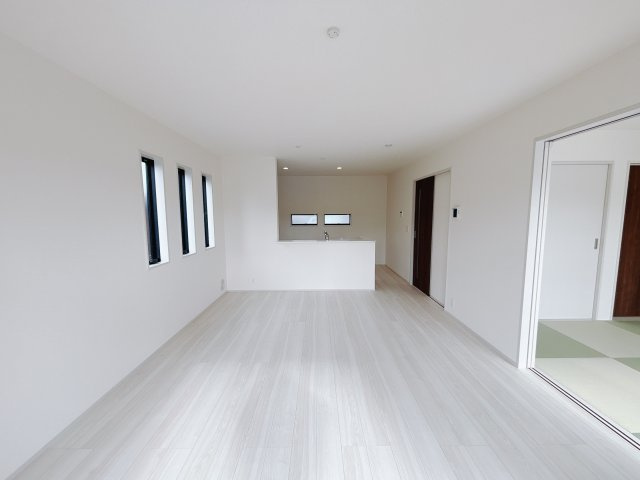 【新築戸建】第9渋川半田の居間・リビング|■リビング｜窓から射し込む陽射しが縦横に広がり、あたたかな空間を形作ります♪木目のきれいなフローリングとシンプルな壁紙は、一日中家に居ても飽きることなく過ごすことができる素敵な空間です♪