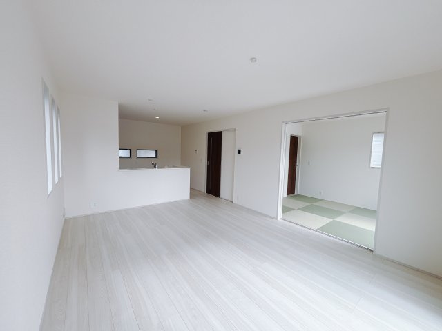 【新築戸建】第9渋川半田の居間・リビング|■リビング｜家族でゆったりくつろげる、居心地の良いリビング♪賃貸と違って、テレビや音楽の音を気にしなくて良いことが嬉しいですね(*＾＾*)