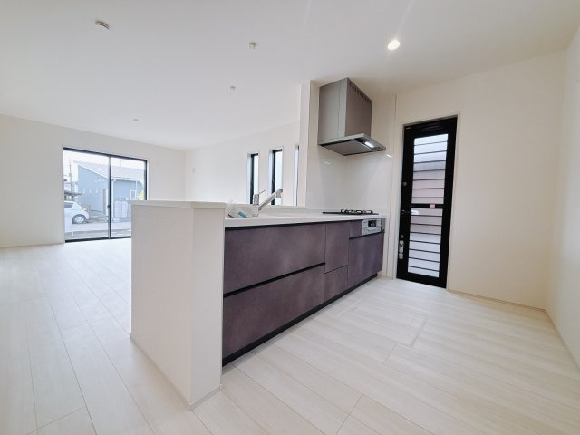 【新築戸建】第9渋川半田の居間・リビング|■リビング｜陽当たり良好のリビングダイニング♪賃貸では叶わなかった、お友達とのホームパーティや大音量で映画やテレビを楽しむことができます(*^^*)