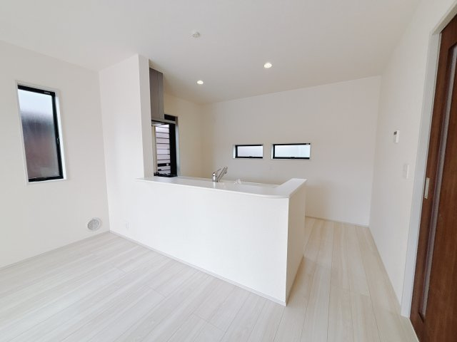 【新築戸建】第9渋川半田のダイニング|■ダイニング｜出来上がった料理を運びやすいダイニング♪お料理中も家族との会話がはずみます♪