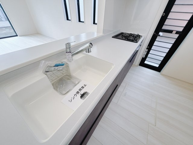 【新築戸建】第9渋川半田のキッチン|■キッチン｜お料理をしながら会話も弾むカウンターキッチン。出来上がったお料理をカウンター越しからお子様に運んでもらったりと、お手伝いも楽しくしてもらえることができます♪