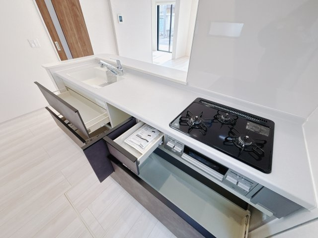 【新築戸建】第9渋川半田のキッチン|■キッチン｜大きなお鍋や調理用具のも出し入れラクラクな収納がたっぷり！毎日使う場所だからこそ、無理のない姿勢で作業できるのは嬉しいポイントですね(*＾＾*)♪