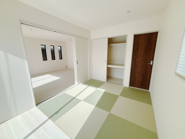 【新築戸建】第9渋川半田の和室|■1階和室｜リビングと繋がっている和室は、お子様の様子を見守りながらお洗濯物を畳んだり、家事の合間のちょっとした休憩やのんびりお昼寝にも♪セカンドリビングとしてもお使いいただけます。