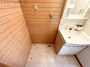 洗濯物の仕分け作業がしやすく、整理整頓が容易になります。洗濯音や湿気を他の部屋に持ち込まず、生活環境を快適に保ちます。上部を活用すれば収納スペースを確保でき洗剤や洗濯用品の整理もしやすくなります。