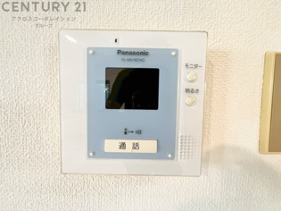 訪問者が来たときにテレビ画面で確認できるため、安心してドアを開けられます。録画機能があるものもあり、留守中に来訪者を記録しておくことができます。利便性が高く、セキュリティ面でも安心です。