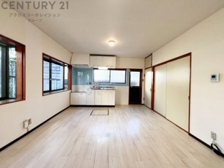 リビングダイニングは家族や友人とのコミュニケーションを楽しむ場所でくつろぎながら食事や会話を楽しめ、多目的に利用できリラックスできる空間です。家庭内の中心として機能し、快適な生活をサポートします。