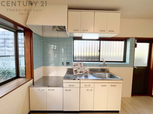 壁付けシステムキッチンはスペースの最大限の有効活用が可能で、動線がスムーズになり調理や準備が快適で効率的に行えます。収納スペースや吊り戸棚が設けられ、調理器具や食器類をスマートに収納できます。