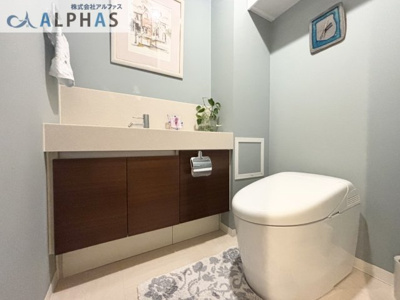 【トイレ】 | ロジュマン住吉山手 | ■高機能タンクレストイレ♪手洗い付き！
■トイレには収納棚がありお掃除グッズも隠せます♪