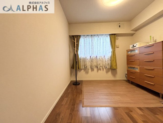 【洋室】 | ロジュマン住吉山手 | ■洋室約6.4帖のお部屋には大容量のウォークインクローゼットがありスッキリ広々と使えます♪