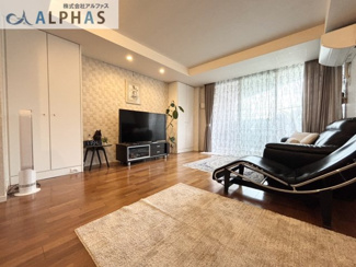 【居間・リビング】 | ロジュマン住吉山手 | ■リビング床暖房設置!!足元ポカポカ♪
■段付き天井採用でお洒落でゆとりのある空間に♪