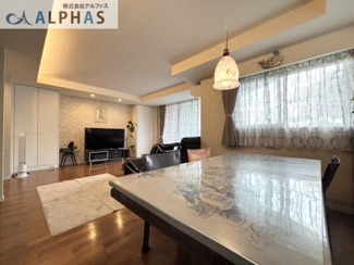 【居間・リビング】 | ロジュマン住吉山手 | ■ゆとりある約26.9帖のLDK♪
■南側に面した大きな窓から明るい光が差し込みます♪
■壁の一部にお洒落なエコカラット採用♪