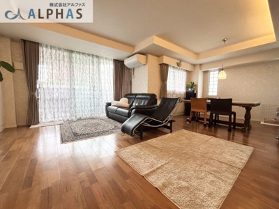 【居間・リビング】 | ロジュマン住吉山手 | ■リビング床暖房設置!!足元ポカポカ♪
■段付き天井採用でお洒落でゆとりのある空間に♪