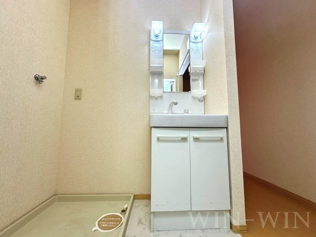 ラ・ファミーユの洗面所|イメージ（同建物内別部屋の写真です）