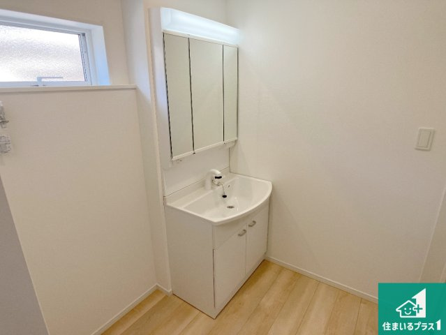 相生市大島町　第2期　新築一戸建ての独立洗面台|清潔感のある洗面台です。フラットな鏡は掃除がしやすく毎日清潔！鏡裏には収納があるのでスッキリとした洗面台が保てます。