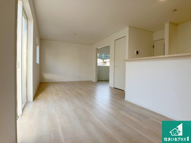 相生市大島町　第2期　新築一戸建ての居間・リビング|日当たり良好の明るいリビングで朝の目覚めもスッキリできそう！対面キッチンでご家族のコミュニケーションも自然と増える設計！小さなお子様が遊ぶスペースを作っても広々とくつろげるLDK！