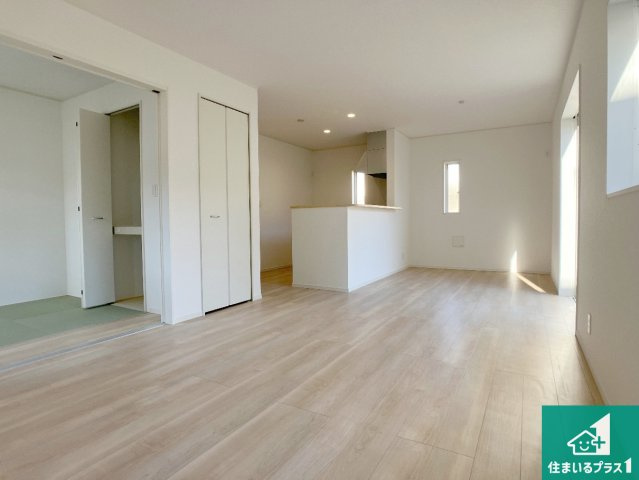 相生市大島町　第2期　新築一戸建ての居間・リビング|日当たり良好の明るいリビングで朝の目覚めもスッキリできそう！対面キッチンでご家族のコミュニケーションも自然と増える設計！小さなお子様が遊ぶスペースを作っても広々とくつろげるLDK！