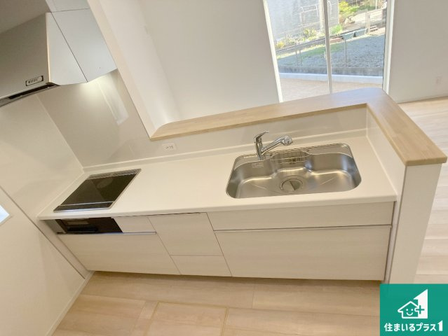 相生市大島町　第2期　新築一戸建てのキッチン|子供を見守りながらお料理が出来るため家族のコミュニケーションか増えます♪スペースが広く確保されている為お子様が大きくなったときは一緒に料理を楽しめます♪