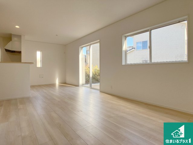 相生市大島町　第2期　新築一戸建ての居間・リビング|明るいリビングで朝の目覚めもスッキリできそう！対面キッチンでご家族のコミュニケーションも自然と増える設計！小さなお子様が遊ぶスペースを作っても広々とくつろげるLDK！