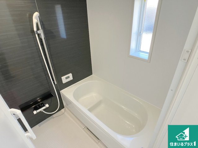 相生市大島町　第2期　新築一戸建ての浴室|足をゆったり伸ばして寛げる浴槽です。窓が設けられていますので差し込む光が明るく穏やかな雰囲気にしてくれます♪浴室乾燥機も設置しているので、雨の日の洗濯物も安心です♪