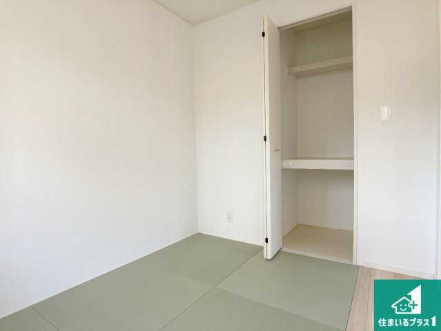 相生市大島町　第2期　新築一戸建ての和室|一室あると便利な和室は客間としてだけでなく、小さなお子様のプレイルームや食後のくつろぎスペースとしてもご利用いただけます。収納もついていますので大活躍間違いなし！