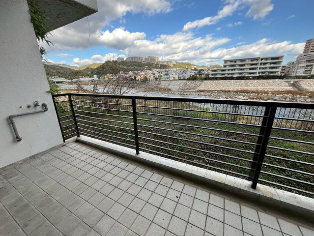 リバーサイド宝塚のバルコニー|開放的で明るい空間を演出してくれるバルコニーです