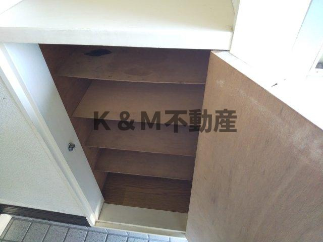 サニーコーポ・ベルの玄関|収納もある玄関です