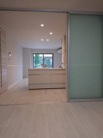 セルディーナ松波の内装|洋室からLDKを撮影。