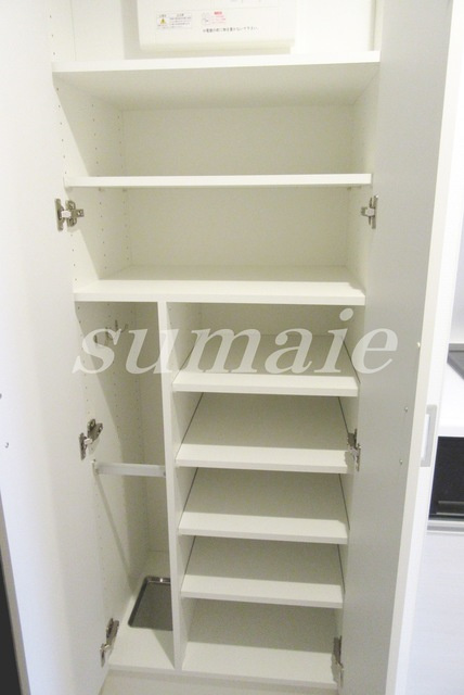 エストゥルース新小岩の居間・リビング|シューズボックスです。