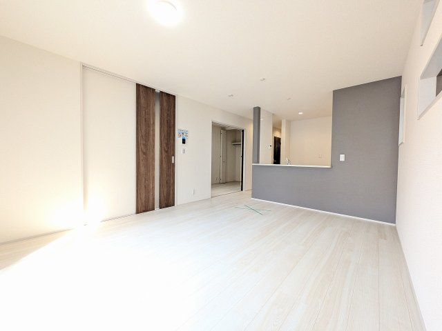八王子市　大和田町　新築一戸建て　１０期の居間・リビング|～1階15.75帖の明るいLDKで、家族団欒の時間をお過ごしいただけます～