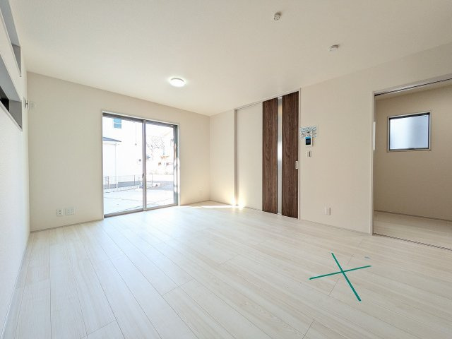八王子市　大和田町　新築一戸建て　１０期の居間・リビング|～1階15.75帖の明るいLDKで、家族団欒の時間をお過ごしいただけます～