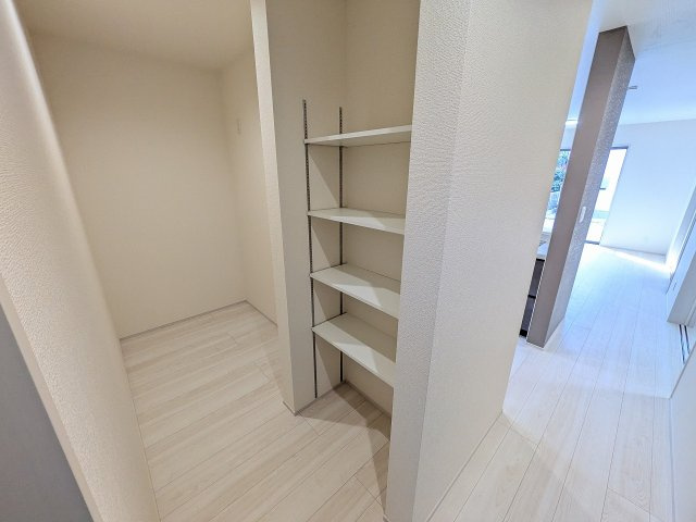 八王子市　大和田町　新築一戸建て　１０期の収納|～キッチン裏にある大容量収納可能なパントリー　便利な可動棚付きです～