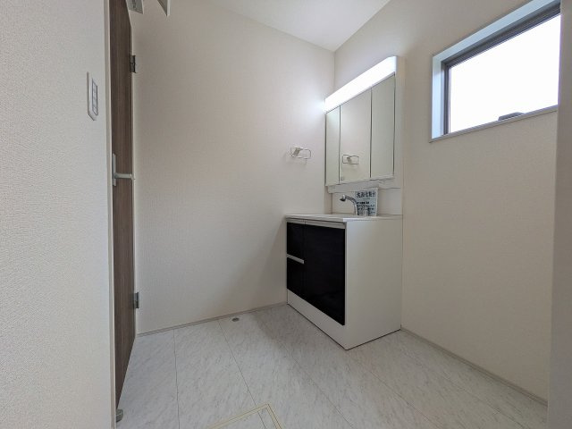 八王子市　大和田町　新築一戸建て　１０期の脱衣所|～窓付きで明るい洗面所　換気もしやすいです～