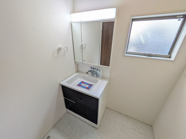 八王子市　大和田町　新築一戸建て　１０期の独立洗面台|～３面鏡付きの独立洗面台　細々している物をスッキリ収納出来ます～